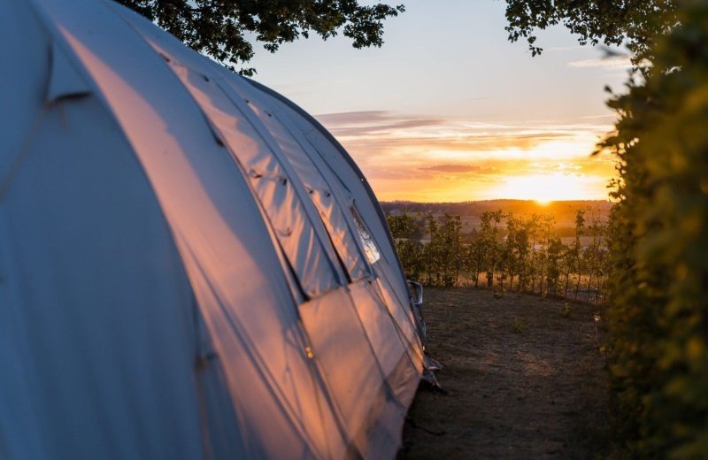 Camping Panorama bei Sonnenuntergang